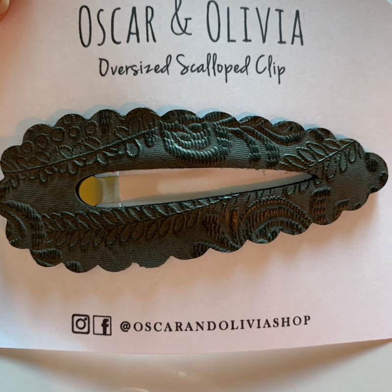 Oversized Scallop Snap Clips